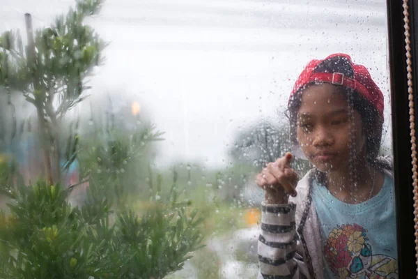 Дівчина Дощ Падають Скло — стокове фото