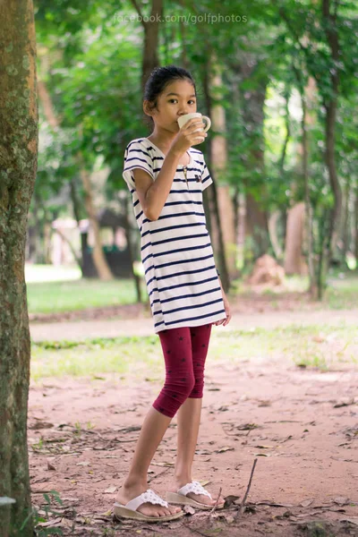 Slim Girl Drinking Water Green Park — Stock Photo, Image