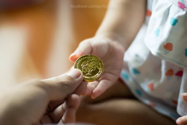 Padre Dar Dinero Moneda Oro Para Bebé —  Fotos de Stock