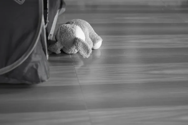 Покинута Лялька Кролика Кімнаті Чорно Біла Ліцензійні Стокові Фото