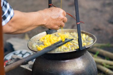İpek İplik yapmak için tencerede Kaynar Sarı ipek böceği kozaları