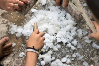 İşçi ile kirli buz