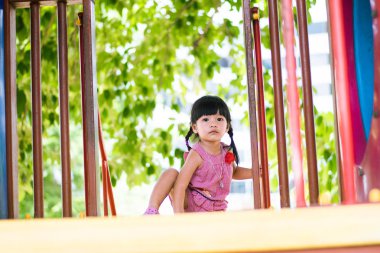 oyun alanı oynayan mutlu çocuk