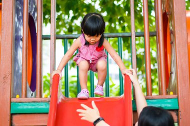 oyun alanı oynayan mutlu çocuk