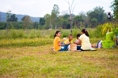 dağ manzarasında aile pikniği