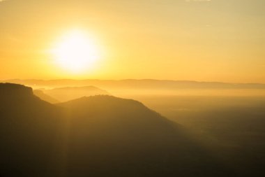 tayland dağ görünümünde sabah gündoğumu