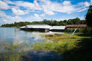nehir tarafında yüzen evin manzara