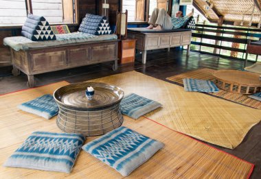 Yabancı turistler adam Sisaket ahşap ev tayland dinlenmek, Tayland 