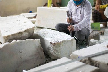 atölyesinde mermer heykeli üzerinde çalışan kıdemli heykeltıraş elleri