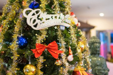 renkli süsler ile Noel ağacı