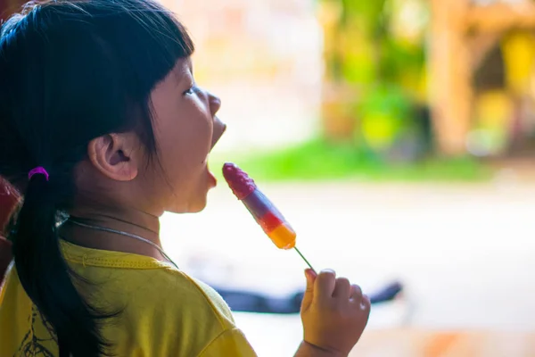 Menina Feliz Comendo Sorvete — Fotografia de Stock