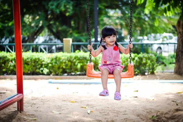 Дитяча Дівчина Щаслива Одна Гойдалці Ігровий Майданчик — стокове фото