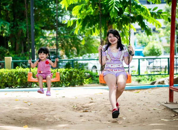 Swing Oyun Üzerinde Mutlu Anne Çocuk Kız — Stok fotoğraf