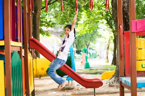 Niño Feliz Jugando Parque Infantil — Foto de Stock