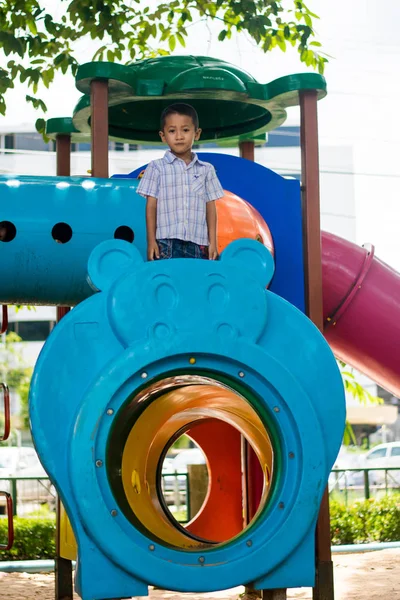 Niño Feliz Jugando Parque Infantil — Foto de Stock