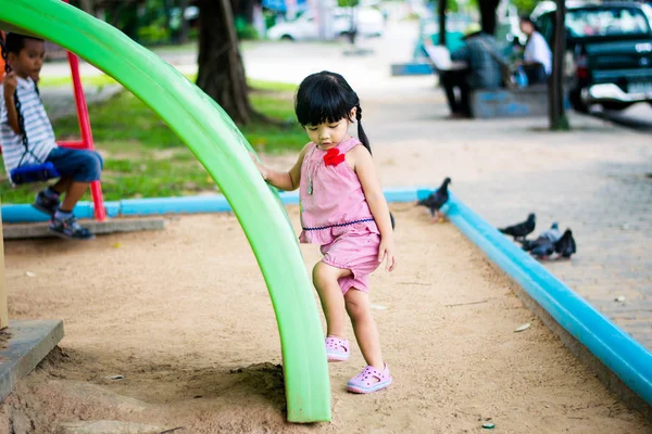 Niño Feliz Jugando Parque Infantil — Foto de Stock