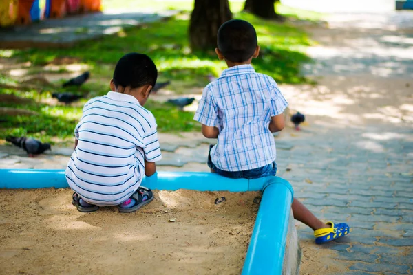 Зворотній Бік Два Хлопчики Сидять Ігровому Майданчику — стокове фото