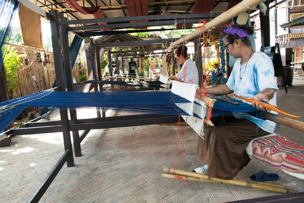 Thai Mulher Tecelagem Seda Sisaket Tailândia — Fotografia de Stock