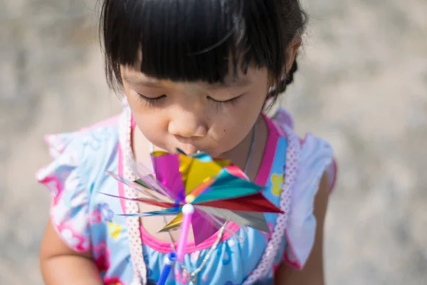 Criança Menina Jogando Papel Turbina Eólica — Fotografia de Stock