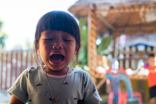 Asyalı Çocuk Kız Ağlıyor — Stok fotoğraf