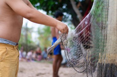 balıkçı ağı ile balıkçı adam