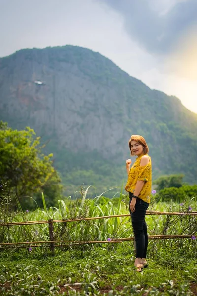 Dağ Manzaralı Duran Seyahat Kız — Stok fotoğraf