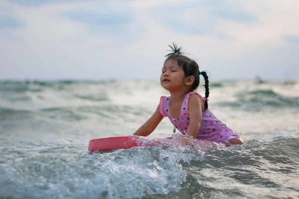 Дитина Грає Дошку Серфінгу Тропічному Пляжі Ліцензійні Стокові Фото