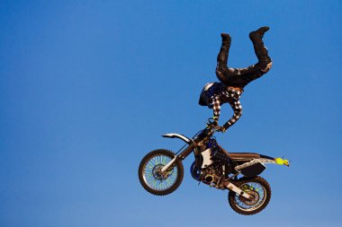 Profesyonel motokros sürücüsü fmx motorsiklet sürüyor, aşırı dublörlük yapıyor. Profesyonel motorcu atlıyor.