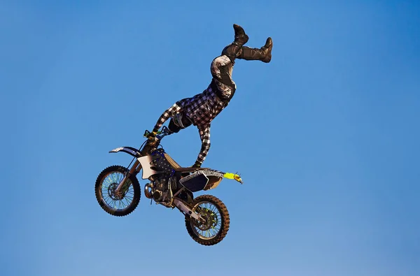 Pro Motocross Ryttare Ridning Fmx Motorcykel Hoppa Utför Extrema Stunt — Stockfoto