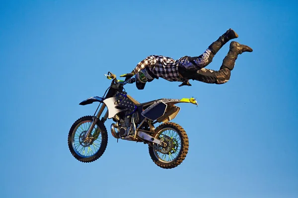 Pro Motocross Ryttare Ridning Fmx Motorcykel Hoppa Utför Extrema Stunt — Stockfoto