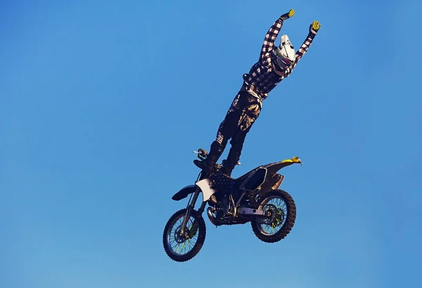 Pro Motocross Piloto Equitação Fmx Moto Saltando Realizando Acrobacia Extrema — Fotografia de Stock