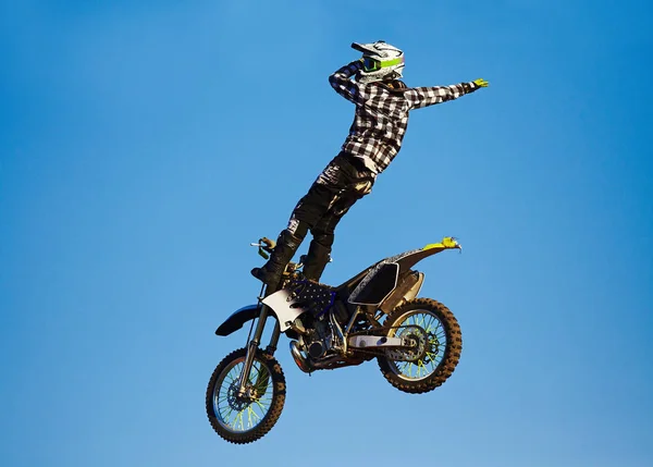 Pro Motocross Rider Montando Moto Fmx Saltando Realizando Acrobacias Extremas — Foto de Stock