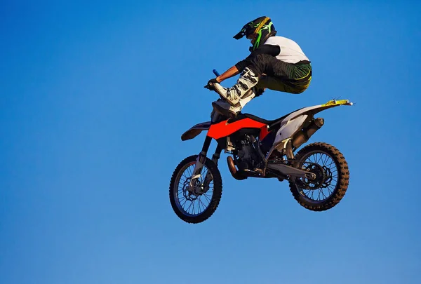 Pro Motocross Ryttare Ridning Fmx Motorcykel Hoppa Utför Extrema Stunt — Stockfoto