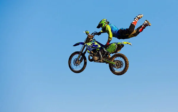 Pro Motocross Ryttare Ridning Fmx Motorcykel Hoppa Utför Extrema Stunt — Stockfoto