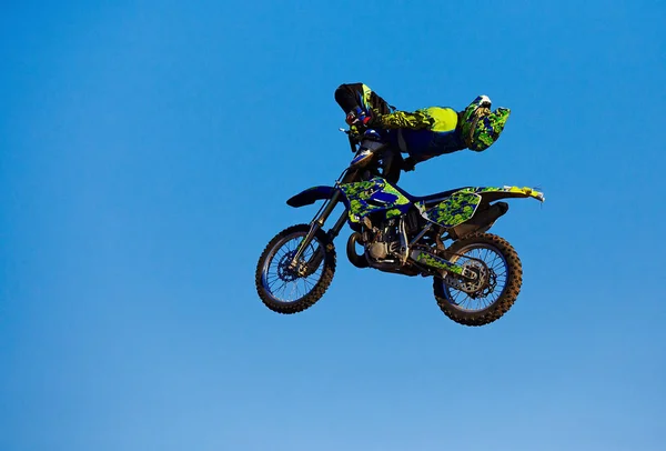 Pro Motocross Rider Montando Moto Fmx Saltando Realizando Acrobacias Extremas —  Fotos de Stock