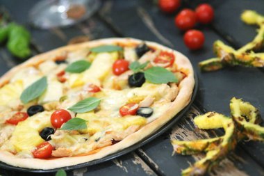 Şarap ile hizmet ananas pizza