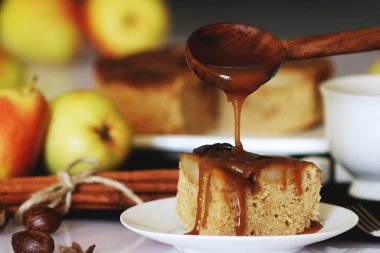 Elmalı turta charlotte ile birlikte çay ve caramelle