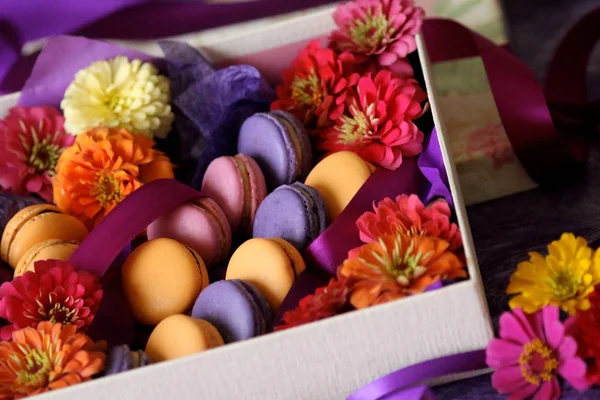 Kue Macaron Penuh Warna Kue Manis Kotak Sekarang — Stok Foto