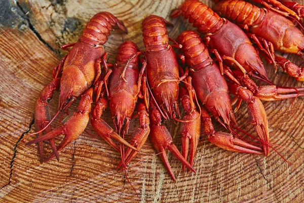 Crawfish Dimasak Dan Disajikan Latar Belakang Kayu — Stok Foto