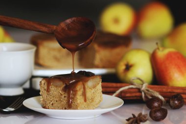 Elmalı turta charlotte ile birlikte çay ve caramelle