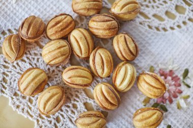 Somun şekil içinde karamelize süt ile geleneksel Rus şenlikli tanımlama bilgileri