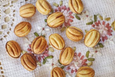 Somun şekil içinde karamelize süt ile geleneksel Rus şenlikli tanımlama bilgileri