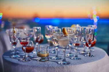 Birçok farklı kokteyl bardağı günbatımı deniz parti