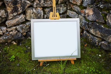 Om çim ve moss yakınındaki antik taş walll kopya alanı ile kalan şövale