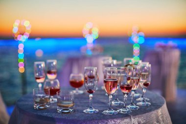 Birçok farklı kokteyl bardağı günbatımı deniz parti