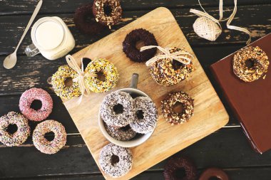 Çörek süt ve kahve eşliğinde çekici