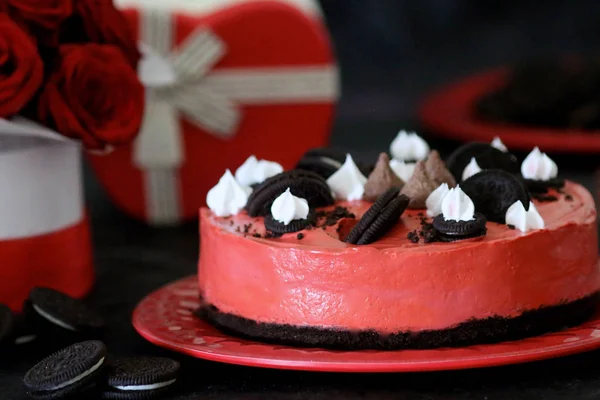 Choklad Tårta Röd Med Grädde Och Cookies — Stockfoto