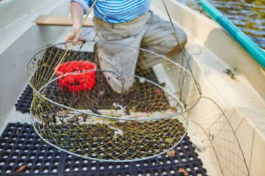 Sürecin cacthing kerevit ve mücadele içinde tatlı su dağ Gölü