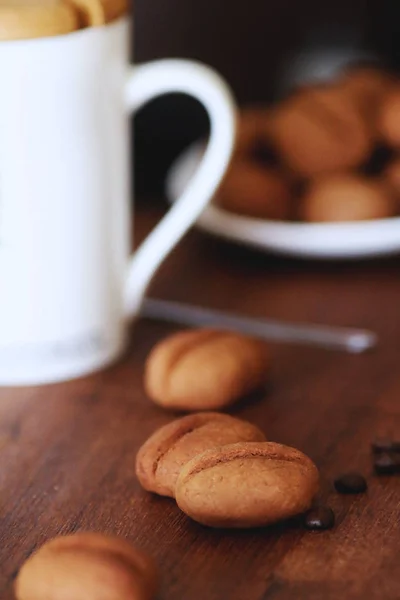 Süße Kekse Form Von Kaffeebohnen Serviert Mit Kaffeetasse — Stockfoto