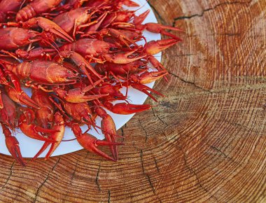 Kerevit pişmiş ve ahşap arka plan üzerinde hizmet